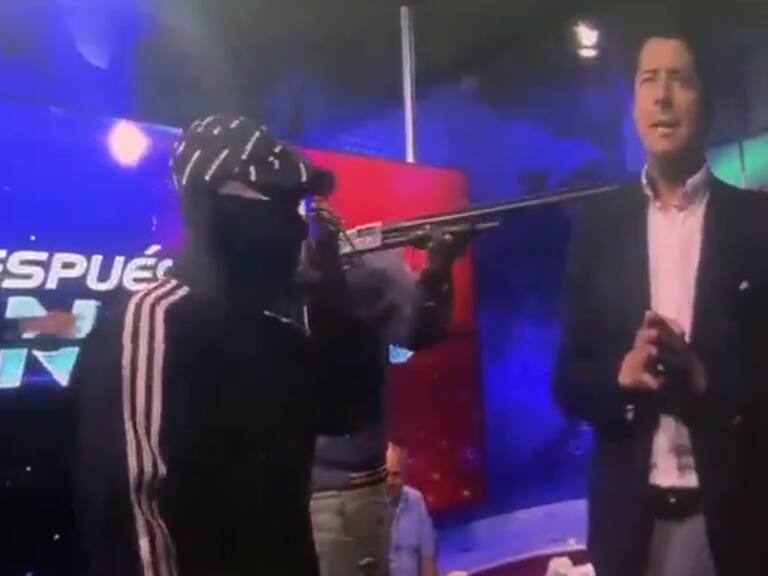 Dramática violencia en Ecuador: Encapuchados se toman el canal de noticias TC y encañonan en vivo a sus rostros