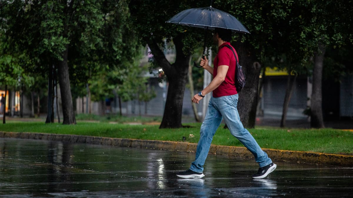 Pronostican nueva lluvia para Santiago: el día y las comunas donde caerá agua esta semana