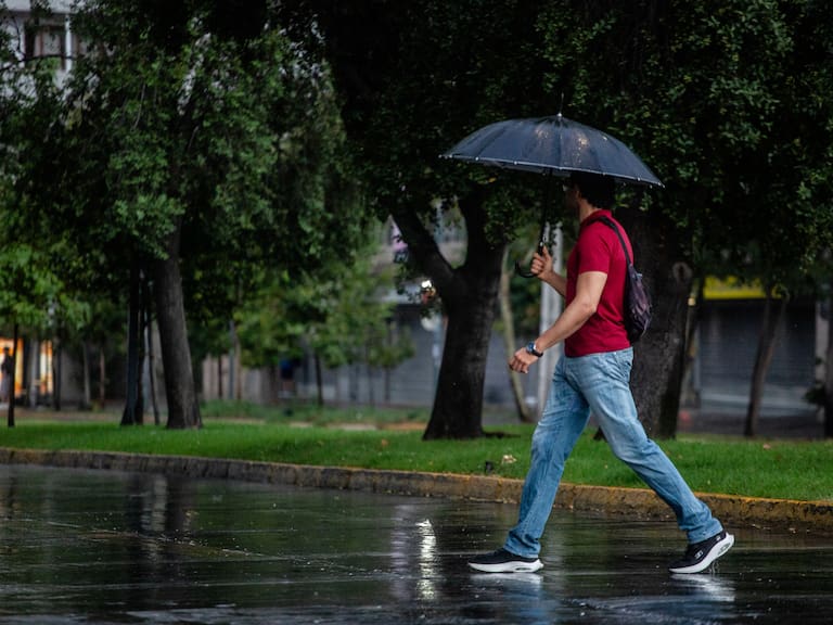 Pronostican nueva lluvia para Santiago: el día y las comunas donde caerá agua esta semana