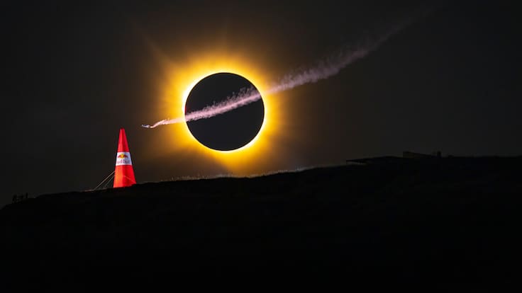 Un registro irrepetible: el asombroso salto de un paracaidista cruzando los cielos en pleno eclipse solar en España