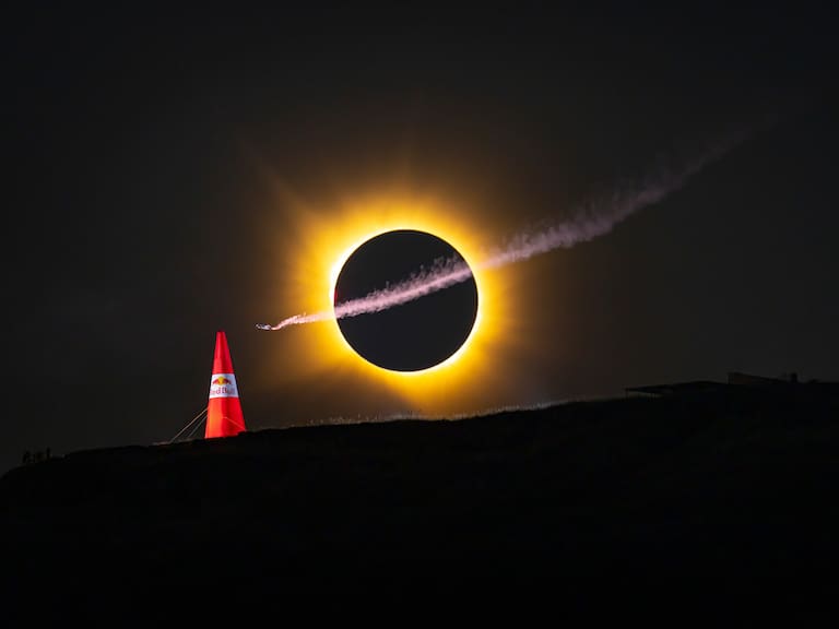 Un registro irrepetible: el asombroso salto de un paracaidista cruzando los cielos en pleno eclipse solar en España
