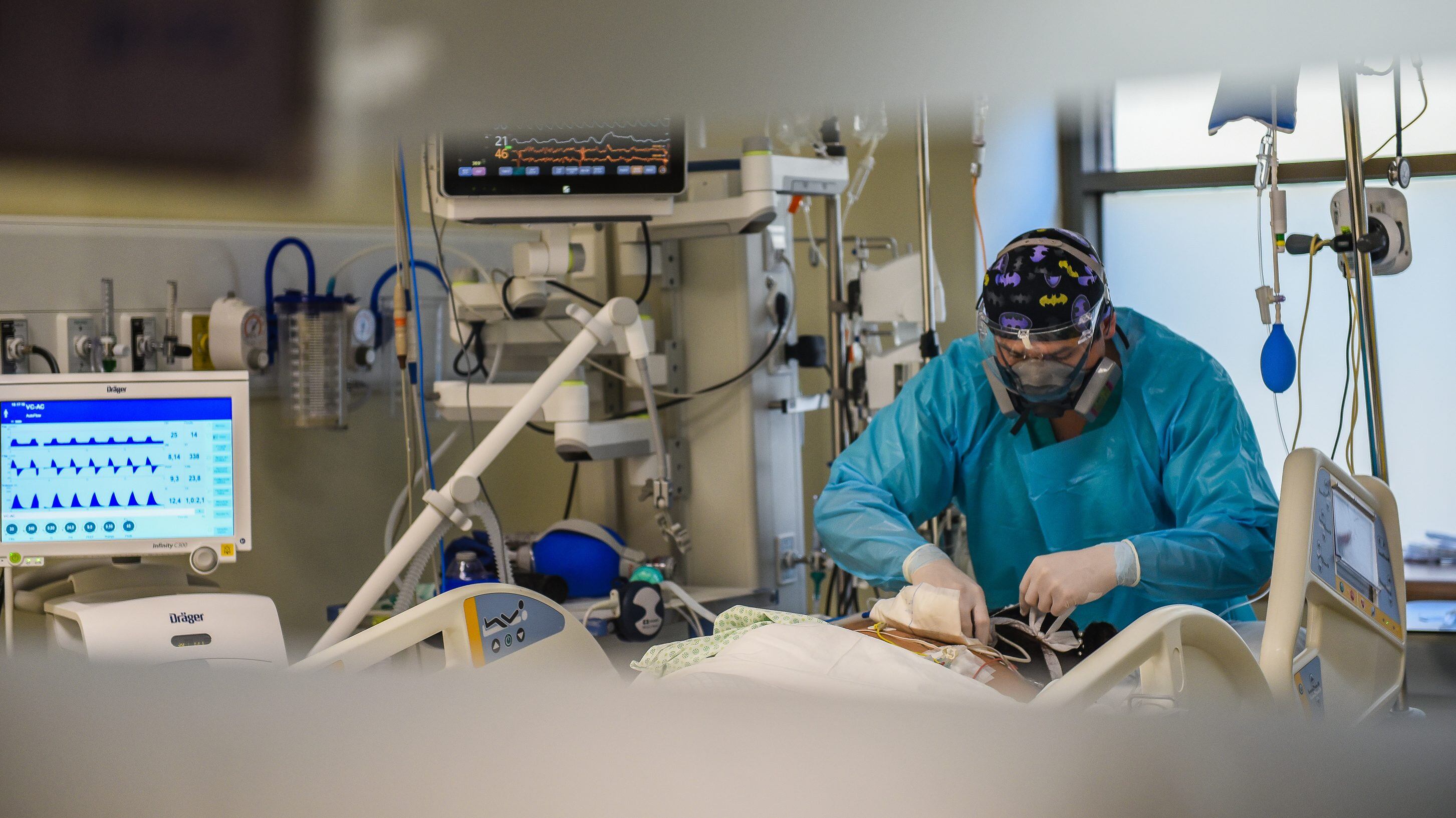 13 DE ABRIL 2021 / PADRE LAS CASASPersonal médico realiza procedimiento a pacientes COVID-19 conectados a ventilador mecánico en los pasillos de UTI en el Complejo Asistencial de Padre Las Casas, que ya cumple un año de funcionamiento, tras su apresurada apertura por la emergencia sanitaria que provocó la pandemia del coronavirus.
FOTO: ROCIO CUMINAO ROJAS / AGENCIAUNO