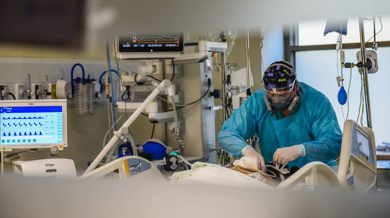 13 DE ABRIL 2021 / PADRE LAS CASASPersonal médico realiza procedimiento a pacientes COVID-19 conectados a ventilador mecánico en los pasillos de UTI en el Complejo Asistencial de Padre Las Casas, que ya cumple un año de funcionamiento, tras su apresurada apertura por la emergencia sanitaria que provocó la pandemia del coronavirus.
FOTO: ROCIO CUMINAO ROJAS / AGENCIAUNO