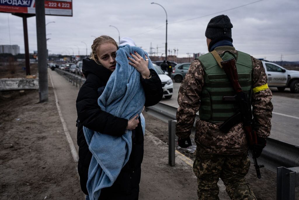 KYIV, UCRANIA – 5 DE MARZO: La gente evacua la ciudad de Irpin, al noroeste de Kiev, el día 10 de la guerra entre Rusia y Ucrania el 5 de marzo de 2022. (Foto de Wolfgang Schwan/Agencia Anadolu vía Getty Images)