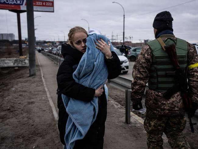 KYIV, UCRANIA – 5 DE MARZO: La gente evacua la ciudad de Irpin, al noroeste de Kiev, el día 10 de la guerra entre Rusia y Ucrania el 5 de marzo de 2022. (Foto de Wolfgang Schwan/Agencia Anadolu vía Getty Images)