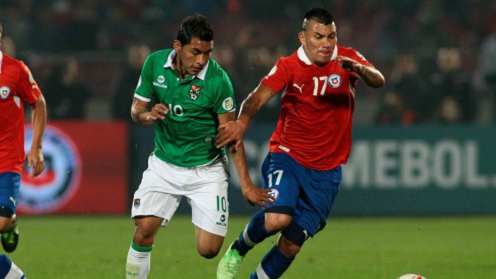 11 de JUNIO DE 2013 / SANTIAGO Rudy Cardozo (i) y Gary Medel (d), durante el partido valido por las Clasificatorias al Mundial de Brasil 2014 entre las selecciones de Chile vs Bolivia, disputado en el Estadio Nacional FOTO: OSVALDO VILLARROEL / AGENCIAUNO