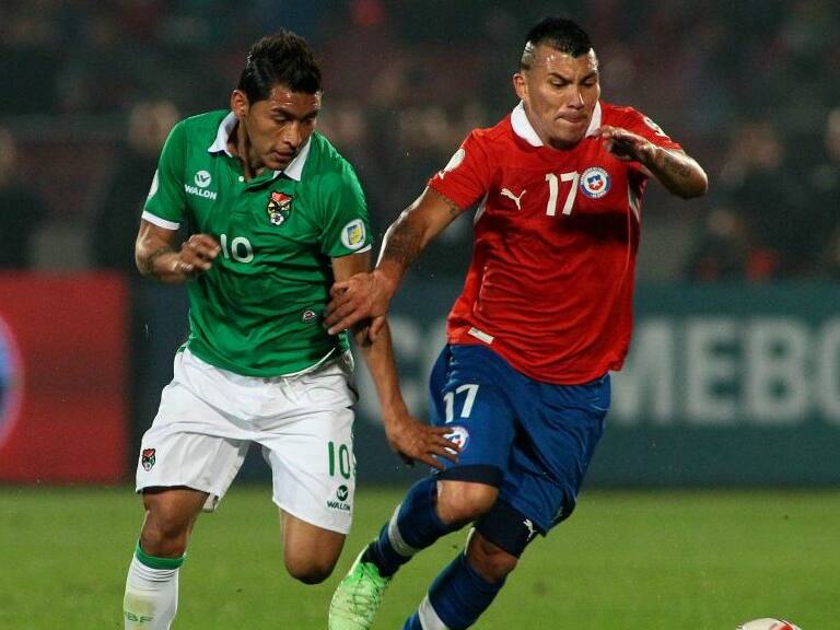 11 de JUNIO DE 2013 / SANTIAGO Rudy Cardozo (i) y Gary Medel (d), durante el partido valido por las Clasificatorias al Mundial de Brasil 2014 entre las selecciones de Chile vs Bolivia, disputado en el Estadio Nacional FOTO: OSVALDO VILLARROEL / AGENCIAUNO