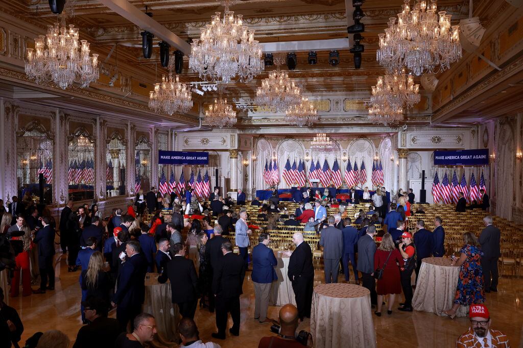 Personas asisten al evento de Trump en el condominio Mar-a-Lago de Palm Beach