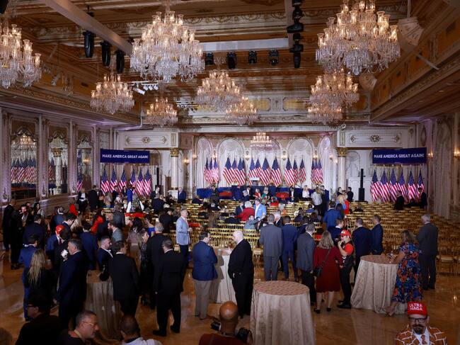 Personas asisten al evento de Trump en el condominio Mar-a-Lago de Palm Beach