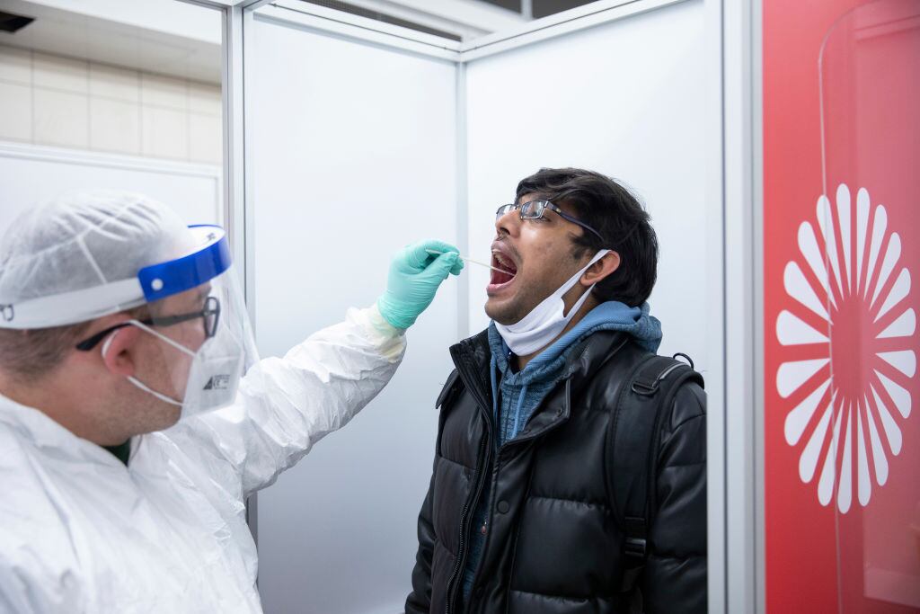 Trabajadores de la salud realizan test del Covid-19 en Alemania