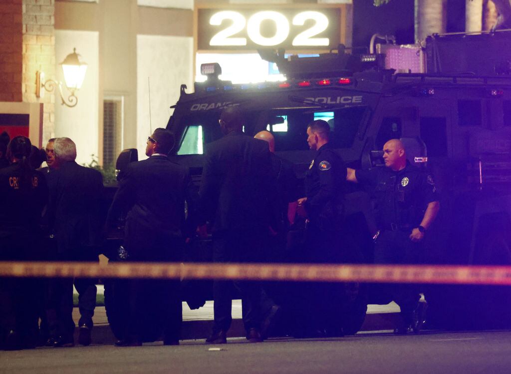 Policías custodian la escena del crimen en la ciudad de Orange en EEUU