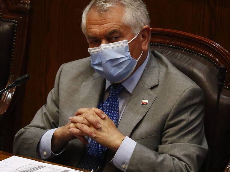 Casos de covid-19: Ministro Enrique Paris podría ser interpelado