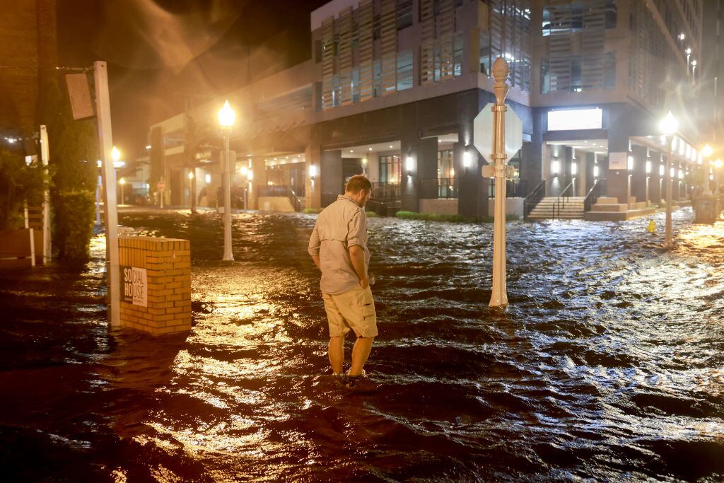 Un hombre avanza por las calles inundadas en la ciudad de Fort Myers del estado de Florida en Estados Unidos
