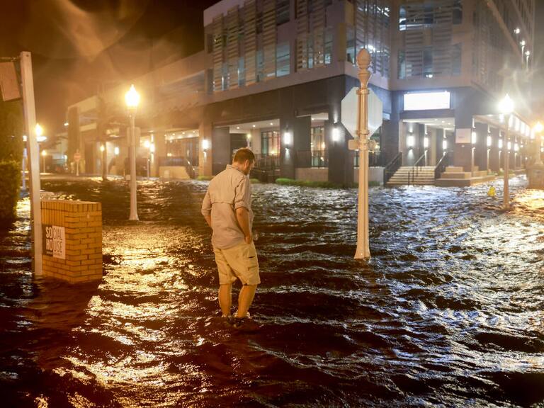 Un hombre avanza por las calles inundadas en la ciudad de Fort Myers del estado de Florida en Estados Unidos