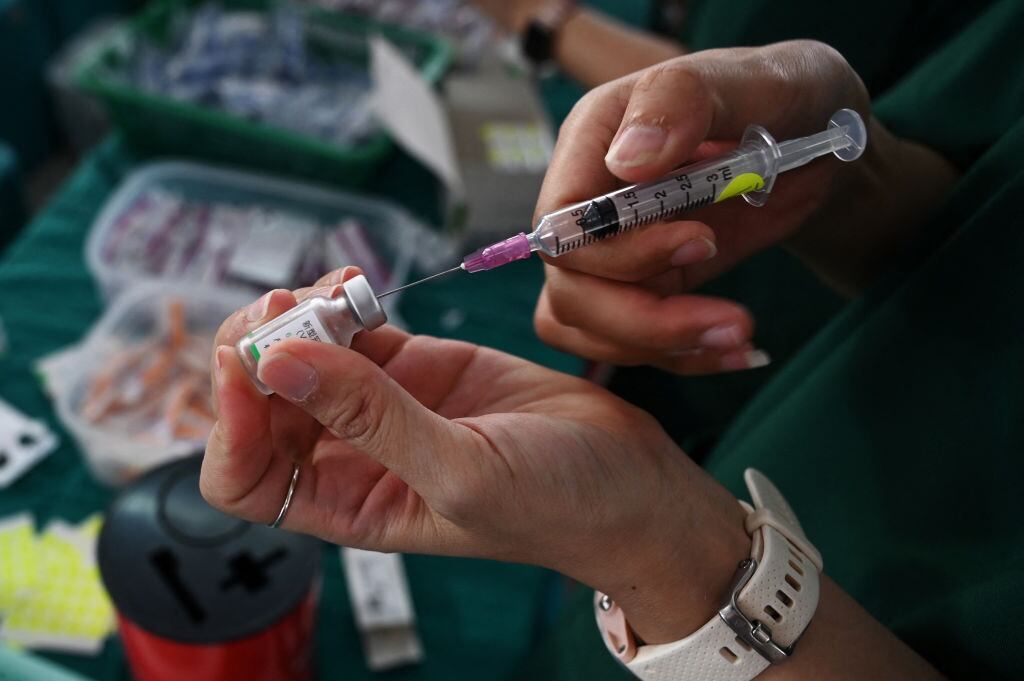 Trabajador de la salud prepara vacuna de Sinopharm contra el Covid-19