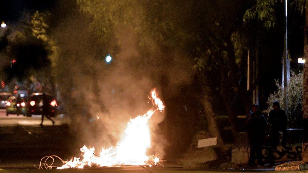 29 de Marzo del 2019/SANTIAGOAlgunas personas encienden una barricada en el sector de Grecia con Las Perdices durante la conmemoración del Joven Combatiente 
FOTO:MARIO DAVILA/AGENCIAUNO