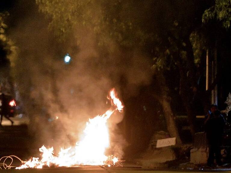 29 de Marzo del 2019/SANTIAGOAlgunas personas encienden una barricada en el sector de Grecia con Las Perdices durante la conmemoración del Joven Combatiente
FOTO:MARIO DAVILA/AGENCIAUNO