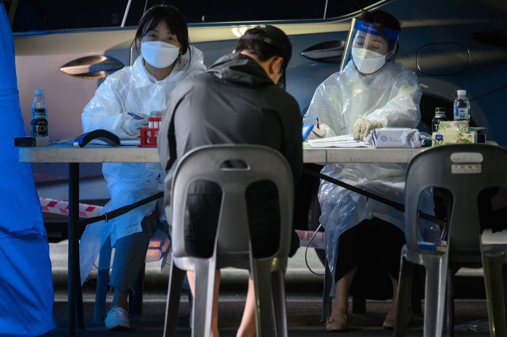 Médicos atienden pacientes en forma masiva en Corea del Sur