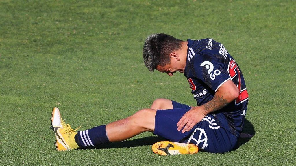 17 DE ENERO DE 2021/SANTIAGOPablo Aranguiz (c) se queja , durante el partido valido por trigsima primera fecha del Campeonato Nacional AFP PlanVital 2020, entre Colo Colo y Universidad de Chile, disputado en el Estadio Monumental.
FOTO: SEBASTIçN ORIA/AGENCIAUNO
