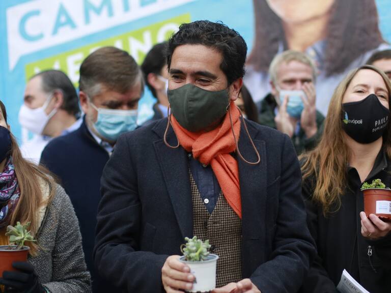13 de mayo del 2021/SantiagoLa candidata a alcaldesa por Vitacura, Camila Merino, realiza un banderazo y volanteo en el último día de campaña acompañada por el pre candidato presidencial, Ignacio Briones, la candidata a gobernadora regional, Catalina Parot, la candidata a constituyente, Pauline Kantor, los parlamentarios Francisco Undurraga y Luciano Cruz-Coke
En la foto Ignacio Briones
FOTO: KARIN POZO/AGENCIAUNO