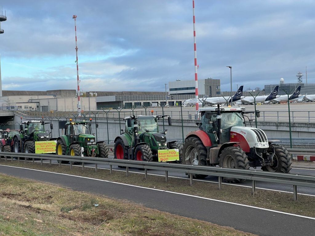 Los trabajadores del sector agrícola protestas con sus tractores en las rutas de Hesse en Alemania.