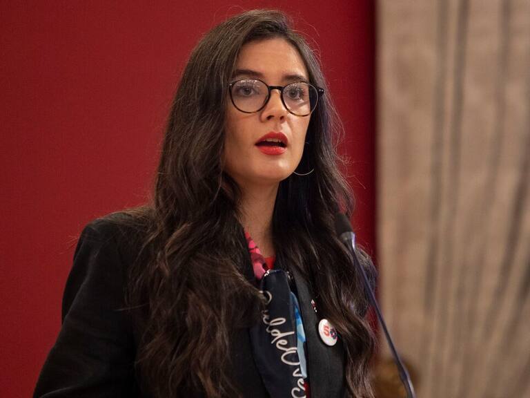 “Una cosa no quita la otra”: Camila Vallejo sale al paso por giro del Presidente Boric tras tildar a Piñera de “demócrata”