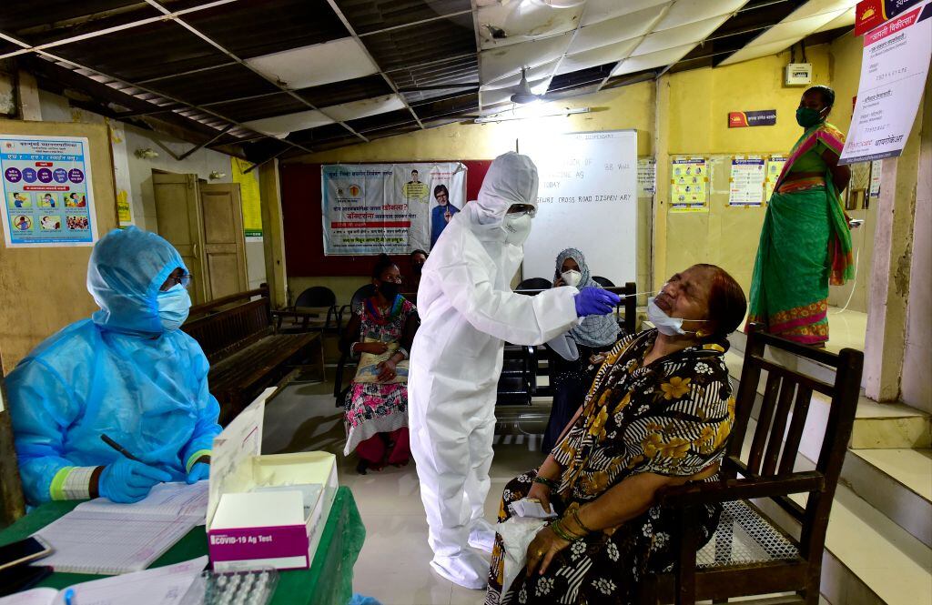 Trabajadores de la salud realizan exámenes del Covid-19 en Bombay
