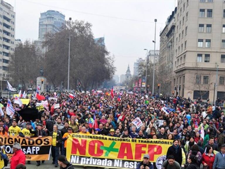 Miles de chilenos marcharon para exigir el fin de las AFP