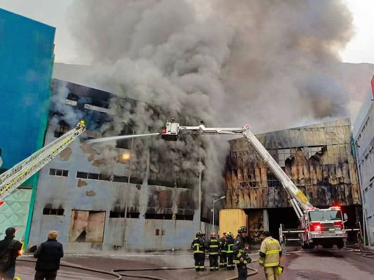 Grave incendio en Iquique destruyó dos edificios de la Zofri y movilizó a 15 compañías de Bomberos: esto es todo lo que se sabe del siniestro