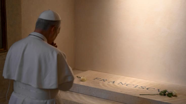 León XIV visitó la tumba de Francisco y prometió seguir su legado como “humilde siervo de Dios”