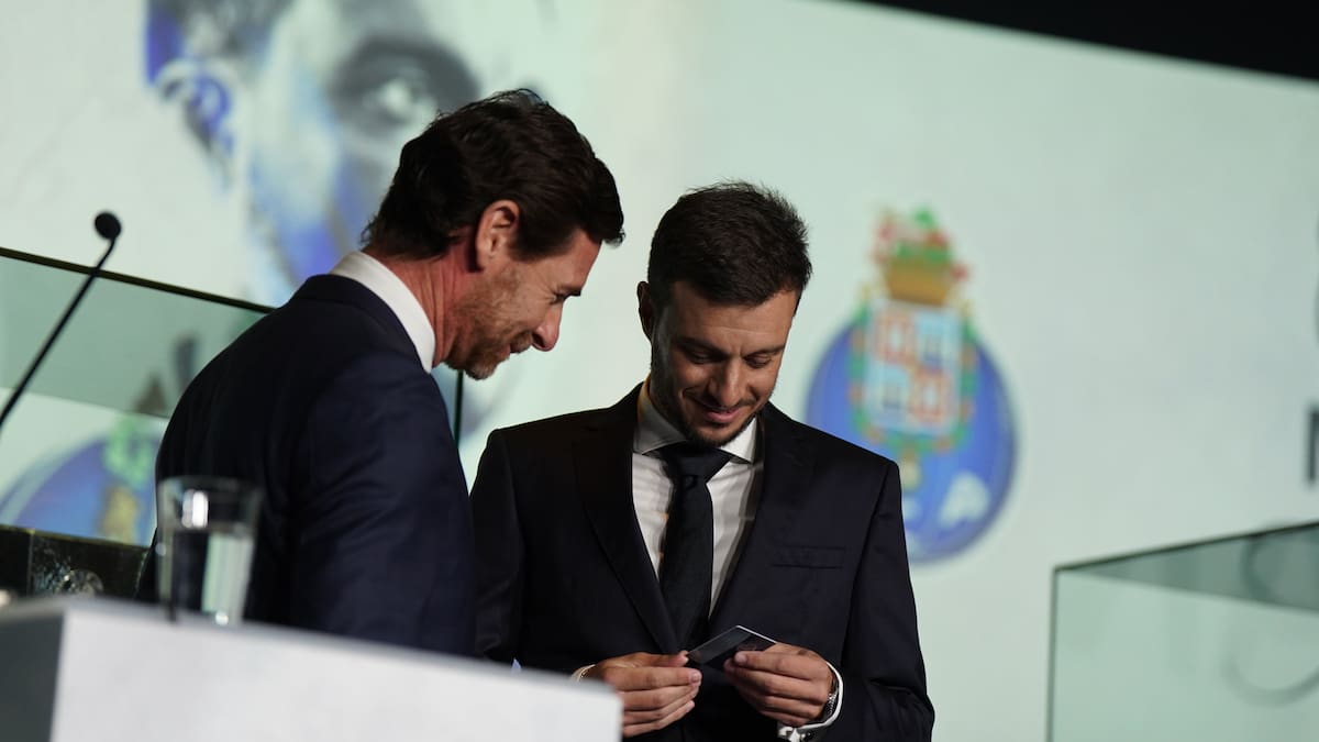 Oficial: DT que pasó por el fútbol chileno da el gran salto de su carrera y asume la banca del Porto