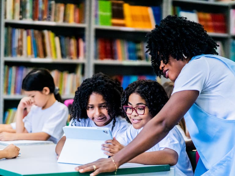 Tras la emergencia: escuelas afectadas por incendios en el Biobío acceden a ayuda tecnológica