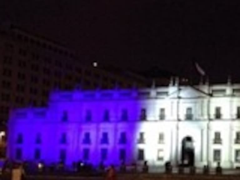 Así se ve la Moneda en homenaje a las víctimas en Francia