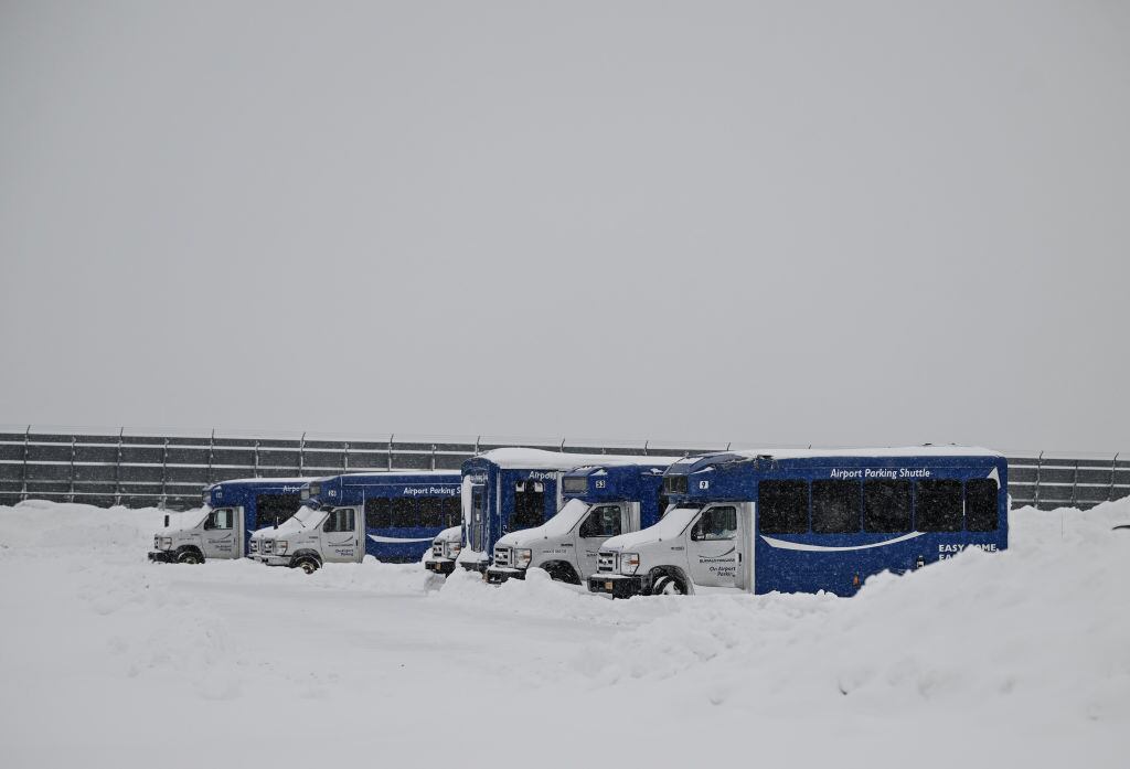 Buses atrapados en el aeropuerto de Búfalo en Estados Unidos