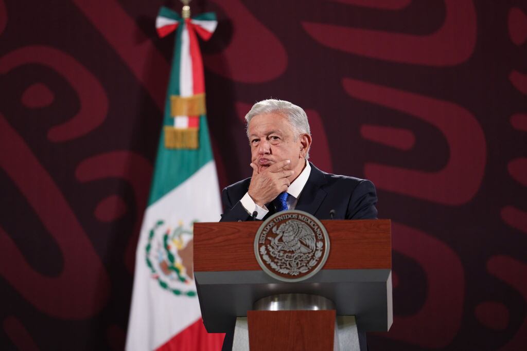 El mandatario mexicano Andrés Manuel López Obrador habla ante la prensa en el Palacio Nacional en la Ciudad de México.