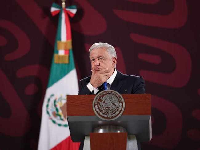 El mandatario mexicano Andrés Manuel López Obrador habla ante la prensa en el Palacio Nacional en la Ciudad de México.