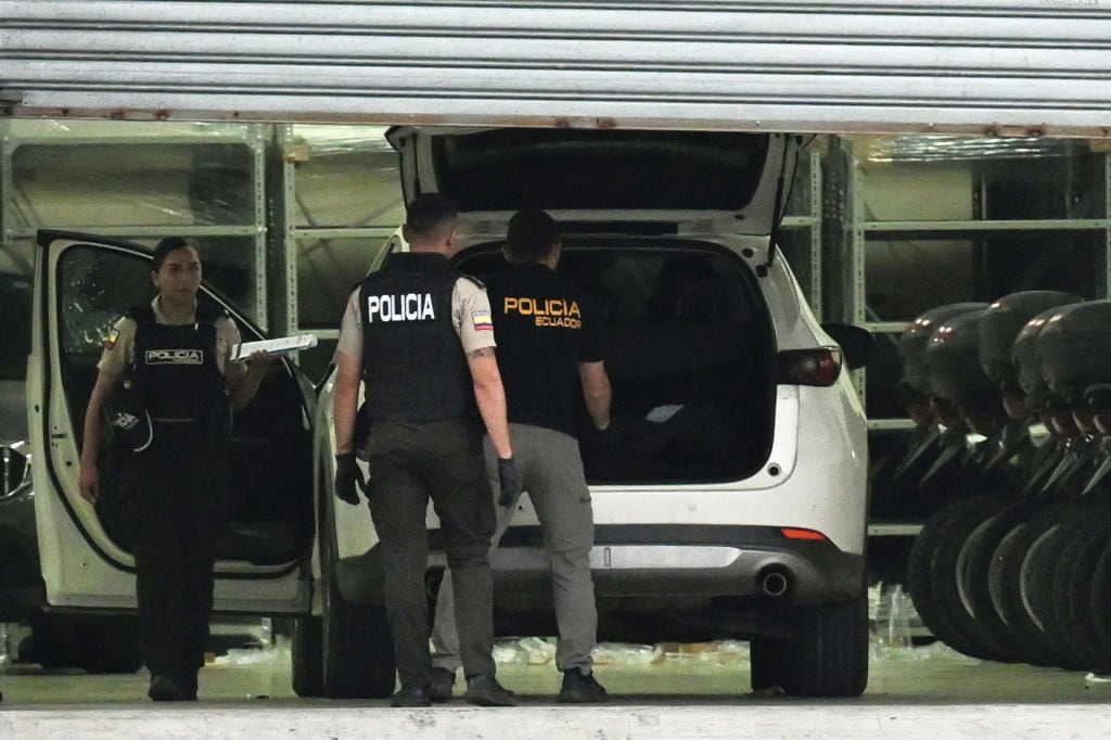 Los agentes de la policía cumplen un procedimiento en la ciudad de Quito, en medio de una investigación de la Fiscalía de Ecuador.