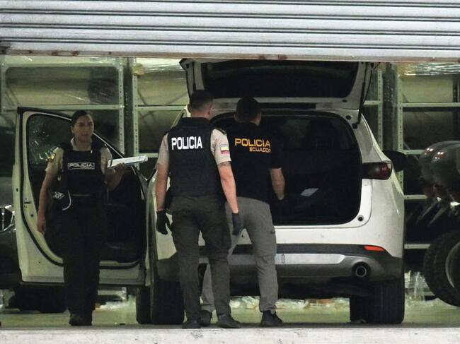 Los agentes de la policía cumplen un procedimiento en la ciudad de Quito, en medio de una investigación de la Fiscalía de Ecuador.