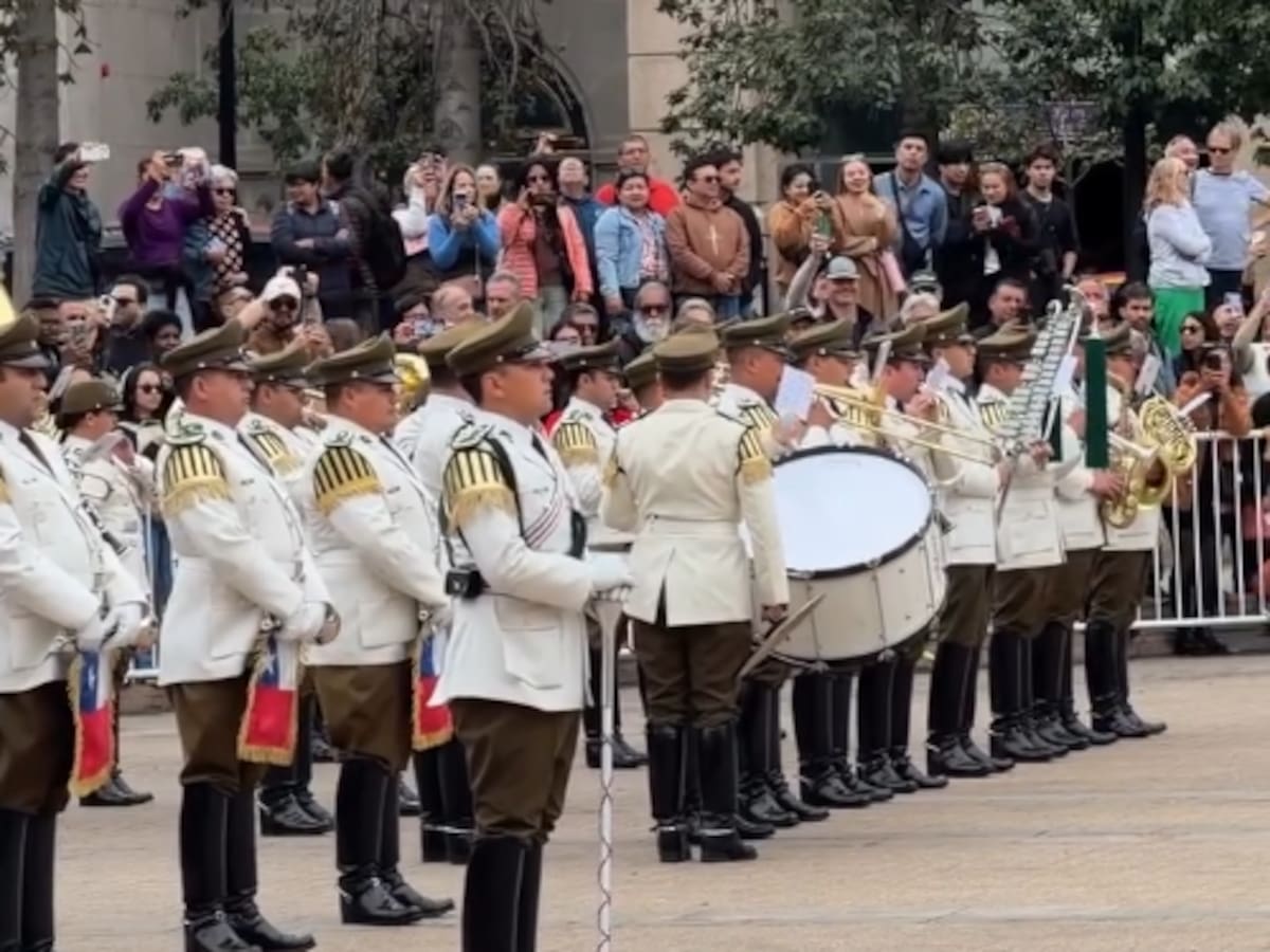 “Dynamite” frente a La Moneda: Orfeón de Carabineros sorprende con homenaje a BTS
