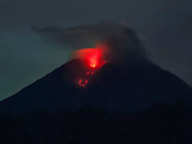 El volcán Semeru expele lava por una de sus laderas en la isla de Java