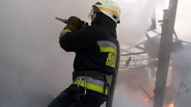 Bombero intenta contener el fuego tras bombardeo ruso en Dnipro