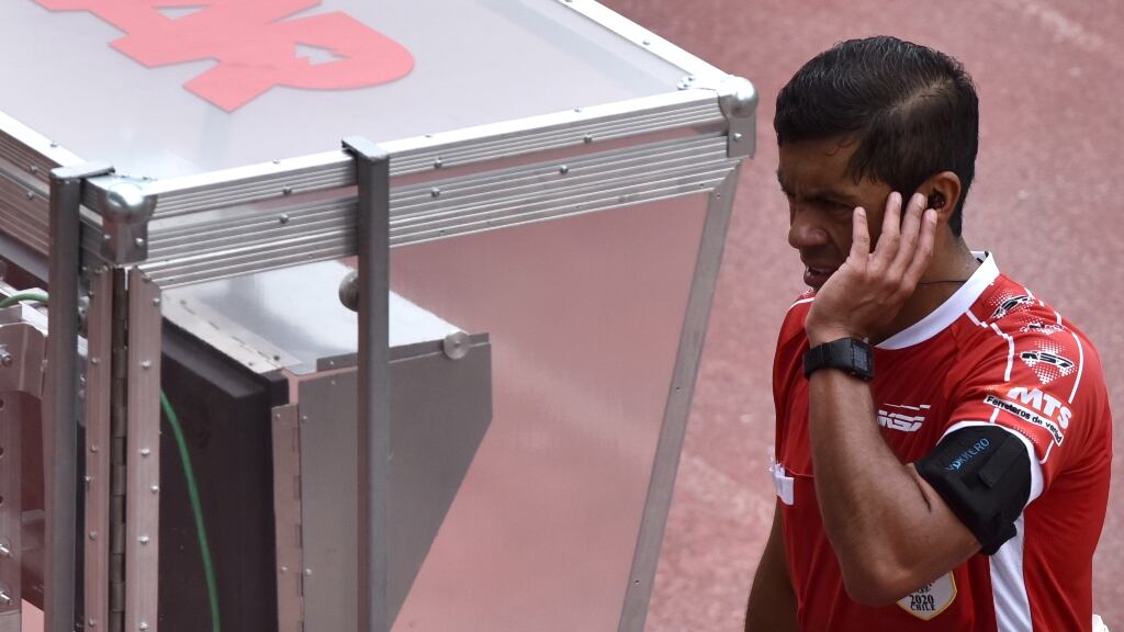 La U denuncia a Nicolás Gamboa ante la ANFP a días que dirija el Clásico Universitario