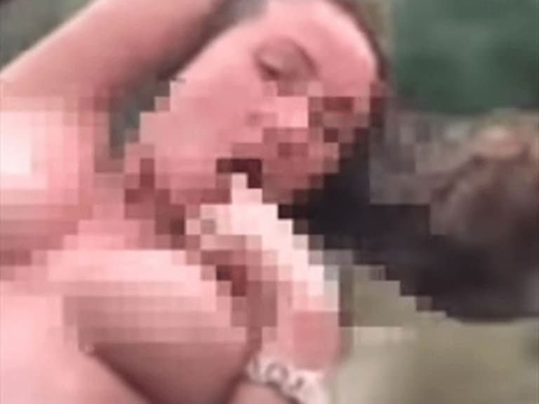 Turista rusa muere tras golpearse con un poste mientras hacía un toples en un auto