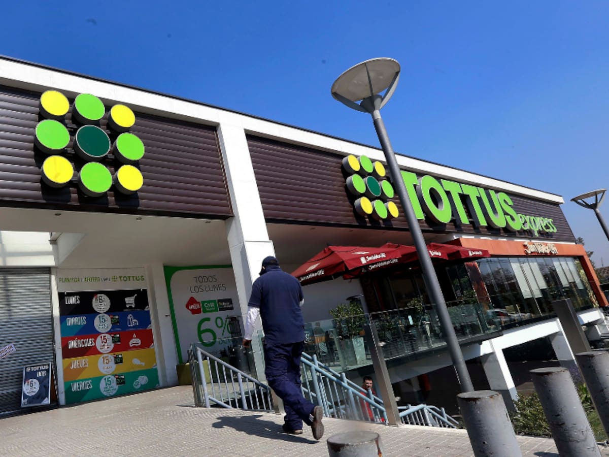 Cierran sorpresivamente supermercado Tottus en Vitacura: ¿Qué pasará con sus trabajadores?