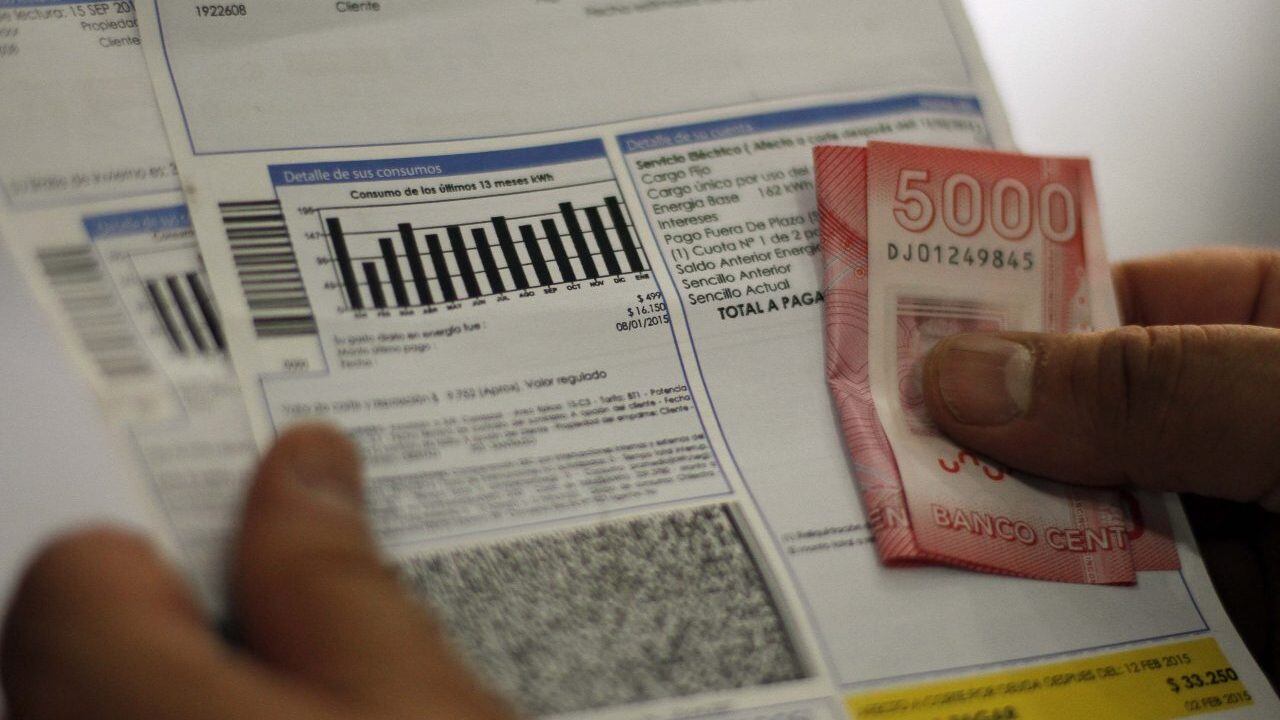 18 de febrera del 2015/SANTIAGOEfectos disímiles -al alza o a la baja- se reflejarán en las cuentas de la luz de éste y los próximos meses para casi seis millones de hogares y empresas de todo el país, los ajustes se realizarán debido a que la administración de Sebastián Piñera no dictó los decretos correspondientes, por lo que no se realizaron ajustes a la baja por menores tarifas de subtransimisión y tampoco al alza por la incorporación de contratos más elevados.
Esta medida afectará a clientes regulados, quienes podrán recibir devolución de dinero de su empresa eléctrica o sufrir importantes alzas en sus cuentas, dependiendo la ciudad y empresa que corresponda.
FOTO ALVARO COFRE/AGENCIAUNO