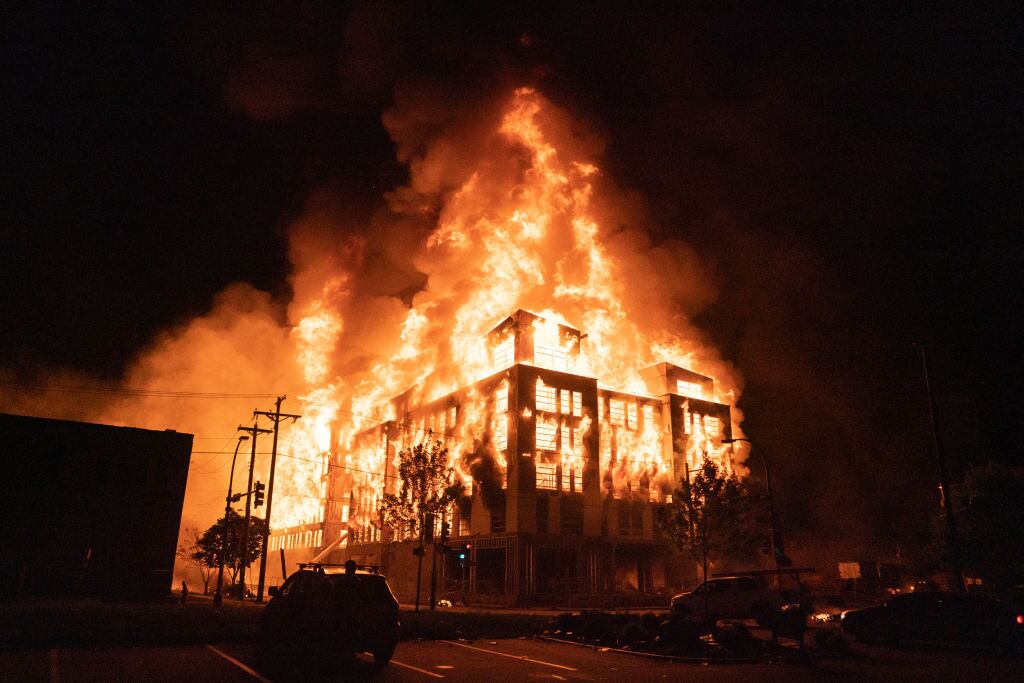Incendian un edificio en medio de las protestas en Minnesota