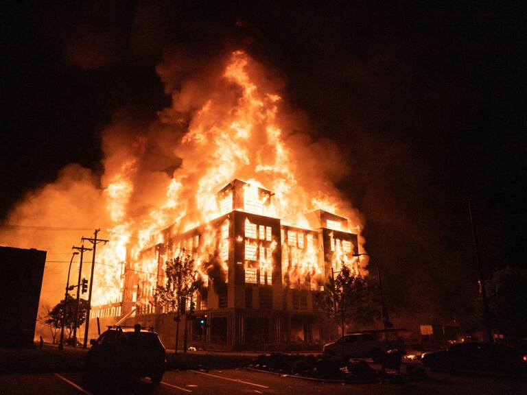 Incendian un edificio en medio de las protestas en Minnesota