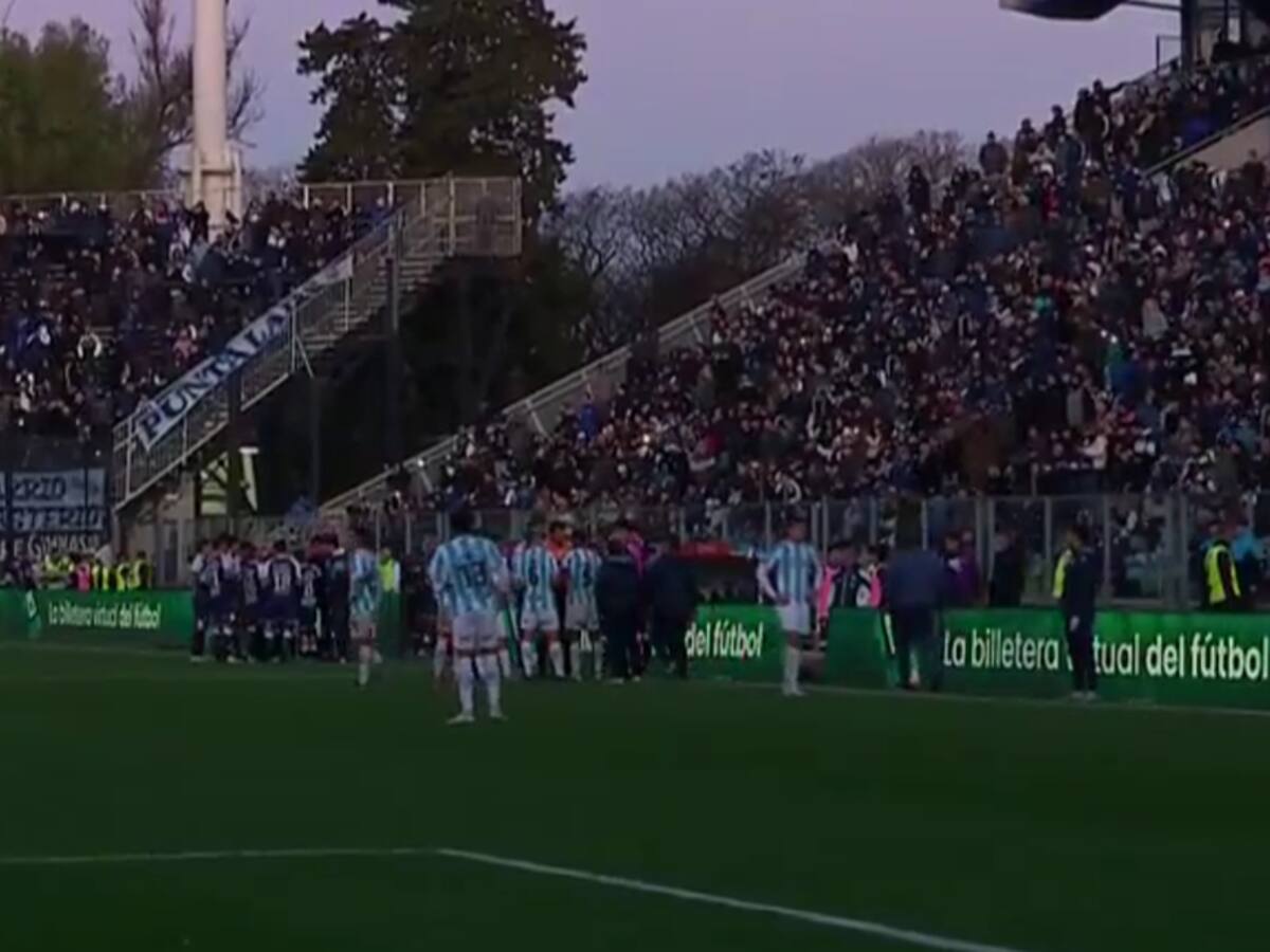 “Mi equipo llegó tres veces y cortaron la luz”: partido del fútbol argentino se jugó a oscuras por fallas en luminarias
