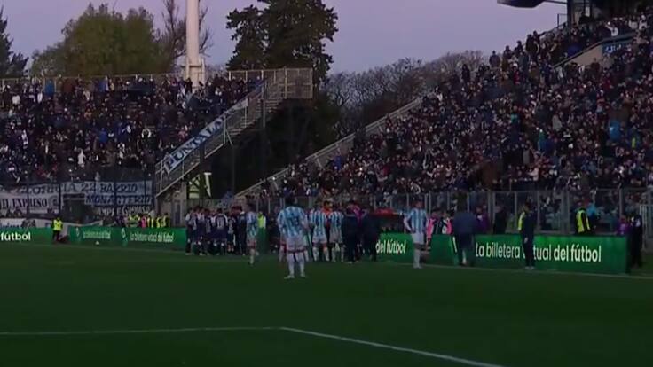 “Mi equipo llegó tres veces y cortaron la luz”: partido del fútbol argentino se jugó a oscuras por fallas en luminarias