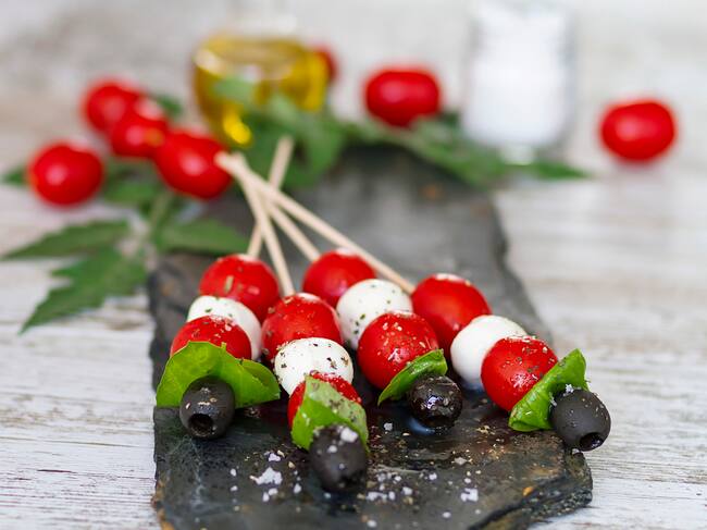 Brochetas de tomate cherry, queso y aceituna